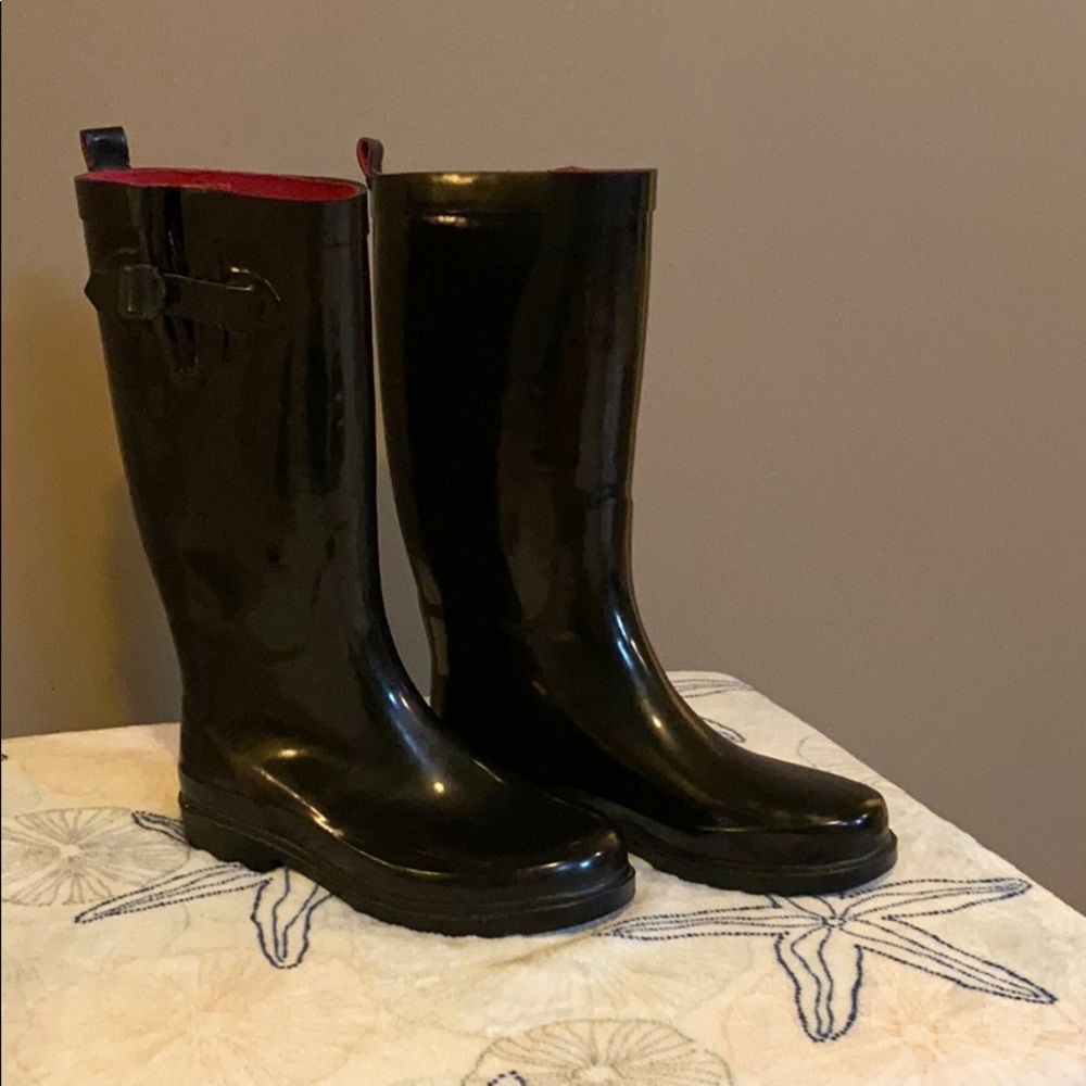 Black rubber rain boots